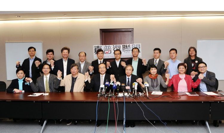 A Aliança para a Democracia Verdadeira tem tentado neutralizar as preterições do PCC na implementação do sufrágio universal em Hong Kong em 2017, mas Pequim disse que o PCC selecionará os candidatos de 2017. Na foto, 27 legisladores de 12 grupos democráticos se reuniram no dia 21 de março para formar o grupo que tem como objetivo alavancar o poder dos cidadãos para conseguir o sufrágio universal na eleição do chefe-executivo e do Conselho Legislativo de Hong Kong (Song Xianglong/Epoch Times)