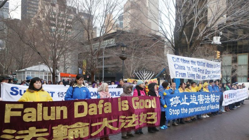 Praticantes do Falun Gong se reuniram na Praça Dag Hammarskjold, diante da sede das Nações Unidas em Nova York, no Dia Internacional dos Direitos Humanos (Gary Du/Epoch Times)