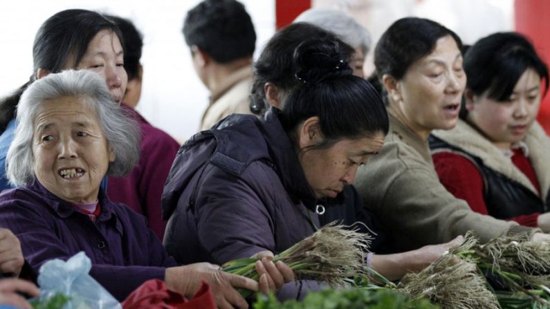 Chineses num mercado de vegetais em Nanjing, China. O IPC da China, o principal indicador de inflação, subiu 3% ano-a-ano em novembro (ChinaFotoPress/Getty Images)