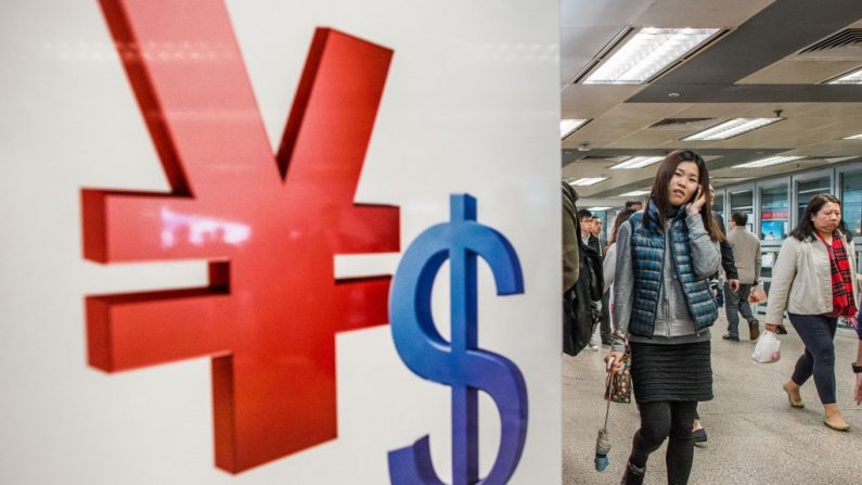 O símbolo da moeda chinesa, o yuan ou reminbi (à esquerda), ao lado do símbolo do dólar dos EUA, num shopping em Hong Kong. O yuan se valorizou em relação ao dólar nos últimos anos e tem assumido uma papel proeminente nas finanças internacionais (Philippe Lopez/AFP/Getty Images)