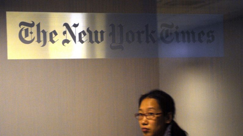 Uma chinesa passa diante do escritório do New York Times em Shanghai pouco depois do NY Times publicar um artigo sobre o patrimônio da família do premiê chinês Wen Jiabao (Peter Parks/AFP/Getty Images)