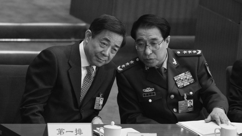 Xu Caihou, vice-presidente do Comitê Militar Central (à direita), fala com o político chinês desgraçado Bo Xilai, na cerimônia de abertura do Congresso Popular Nacional no Grande Salão do Povo em Pequim (Feng Li/Getty Images)