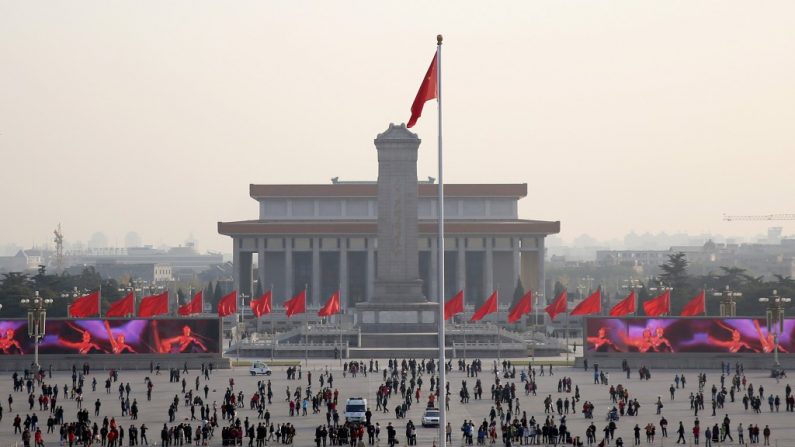 A Praça da Paz Celestial em Pequim, onde o regime chinês encenou uma "autoimolação" de praticantes do Falun Gong e depois exibiu um vídeo também forjado como propaganda para atacar o grupo e manipular a opinião pública (Feng Li/Getty Images)