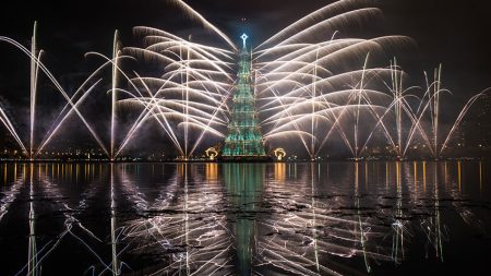 Espetáculo de luzes da árvore de Natal da Lagoa Rodrigo de Freitas, no Rio