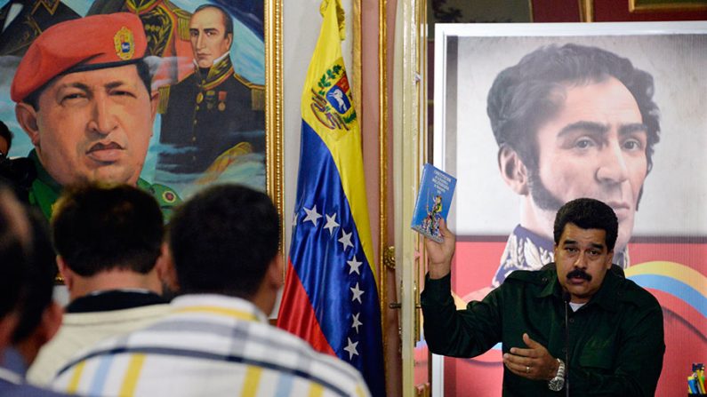 O presidente venezuelano, Nicolas Maduro, fala durante uma reunião com governadores e prefeitos da oposição venezuelana, no palácio presidencial de Miraflores, em Caracas, (Leo Ramirez / AFP / Getty Images)