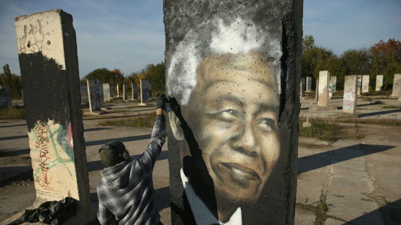 Artista de rua faz homenagem ao líder sul-africano (Getty Images)