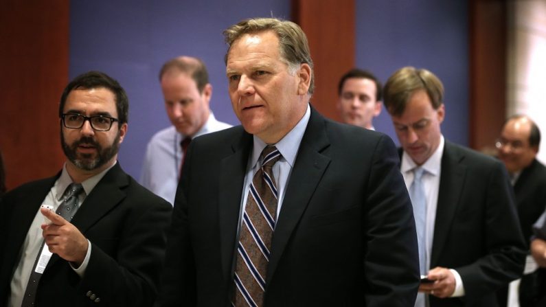 Mike Rogers, presidente do Comitê de Inteligência da Câmara dos Representantes dos EUA, chega para uma comitiva de imprensa. Rogers dirigiu-se a membros do Parlamento Europeu a respeito da espionagem da NSA (Alex Wong/Getty Images)