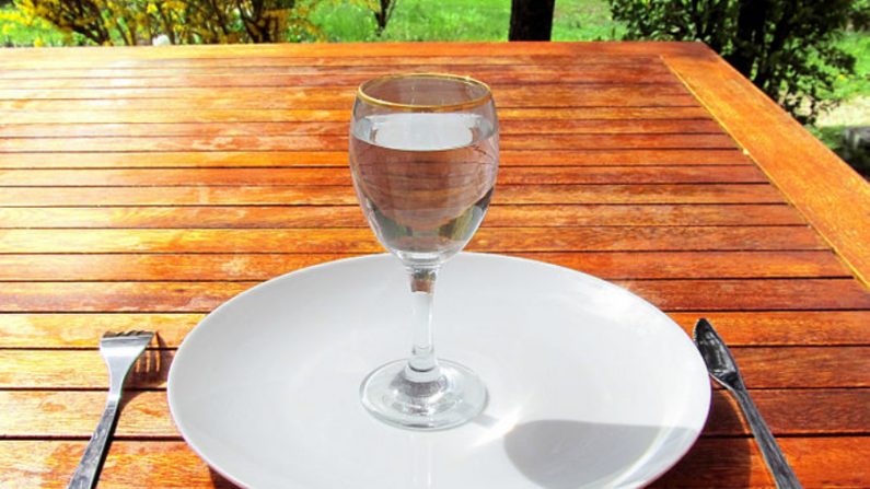 Nutricionista fala sobre quando deveríamos beber água, e como isso afeta a nossa digestão (Jean Fortunet / Wikimedia Commons)