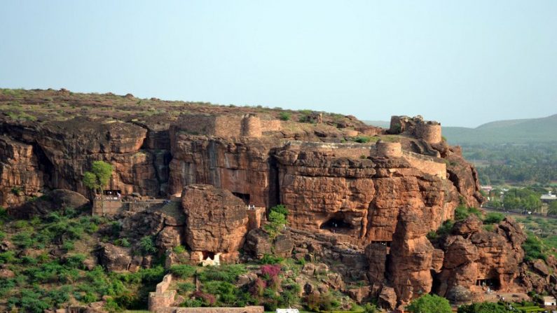 Vista dos templos em grutas de Badami. São quatro templos (Internet)