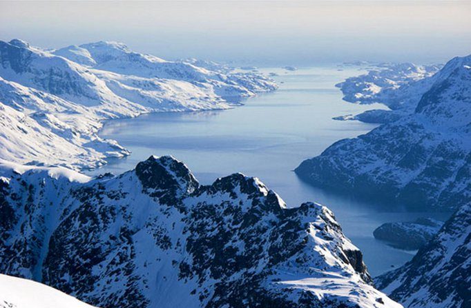 Vista aérea de um fiorde na Groenlândia. Os Fiordes são imensos vales rochosos que foram inundados pelo mar. (Ville Miettenien/ CC BY-NC 2.0)