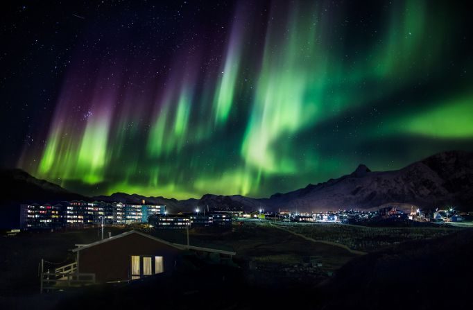 Aurora boreal sobre a cidade de Sismiut, um espetáculo à parte (BY-NC-ND/3.0)