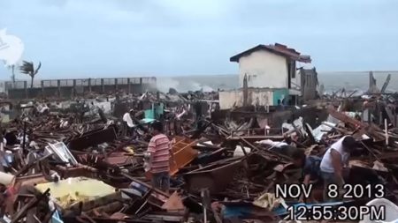 Caçador de tempestades filma chegada do Super Tufão Yolanda nas Filipinas