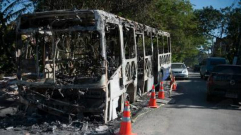 Segundo contagem da São Paulo Transporte (SPTrans), chega a 33 o número de ônibus incendiados desde o início do ano (foto: Marcelo Camargo/ABr)
