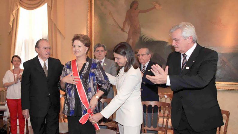 A governadora Roseana Sarney condecorou a presidenta da República, Dilma Rousseff, no Palácio dos Leões, em São Luís, com a medalha Ordem dos Timbiras. Ironicamente, a honraria é concedida àqueles que expressaram por meio de ações e gestos, iniciativas para evolução da terra e do povo maranhense (Handson Chagas/Geraldo Furtado)