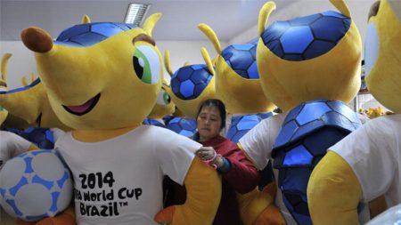 Operários chineses produzem mascote da Copa 2014