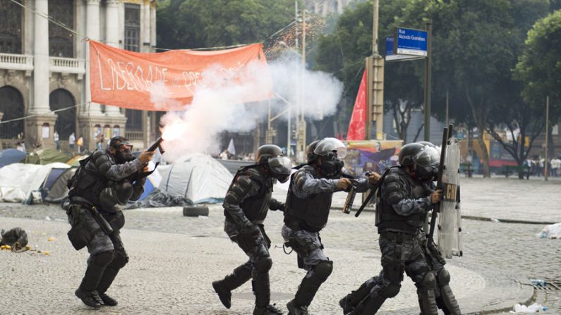 Policiais no Rio de Janeiro durante um dos muitos protestos sociais que ocorreram em 2013 (Christophe Simon/AFP/Getty Images) 