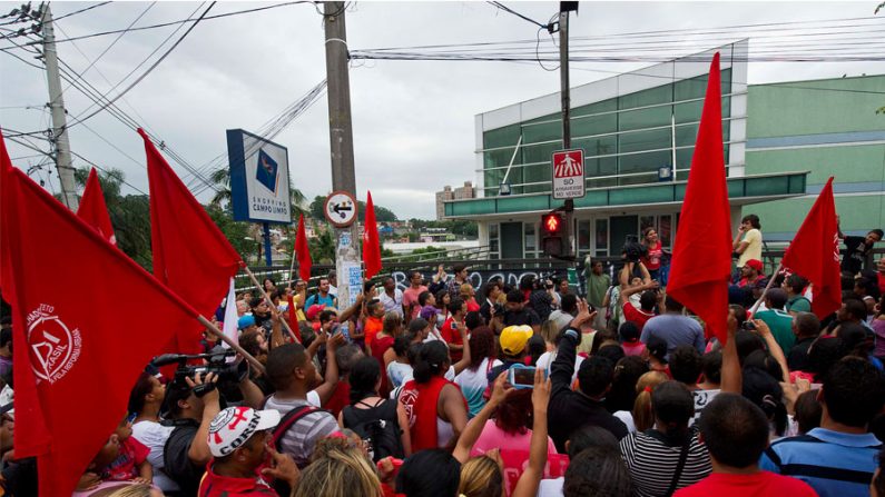 Rolezinho organizado em frente a Shopping Campo Limpo em São Paulo (Nelson Almeida/AFP/Getty Images)