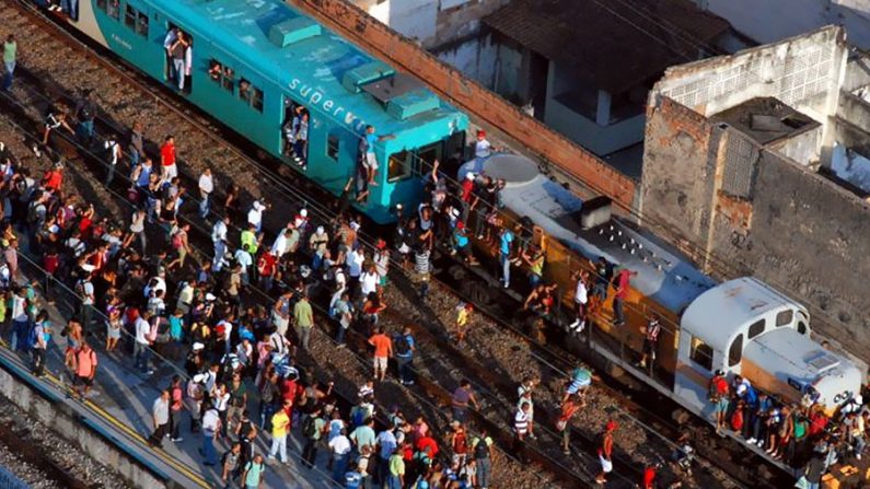 O Rio de Janeiro sofre constantemente com problemas nos trens da Supervia, que liga o subúrbio e a Baixada Fluminense ao Centro da cidade (Reprodução/Amantes da Ferrovia)