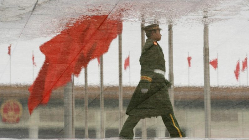 Um policial militar chinês patrulha a Praça da Paz Celestial, enquanto reuniões de nível provincial ocorrem no Congresso Popular Nacional no Grande Salão do Povo em Pequim (Mark Ralston/AFP/Getty Images)