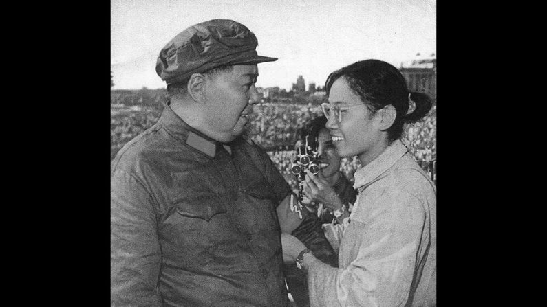 Song Binbin (à direita) coloca uma faixa vermelha no braço do líder Mao Tsé-tung na Praça da Paz Celestial em 18 de agosto de 1966 (163.com)