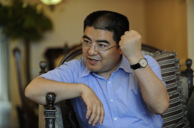 Chen Guangbiao gesticula numa entrevista em 16 de setembro em Pequim (Peter Parks/AFP/Getty Images)