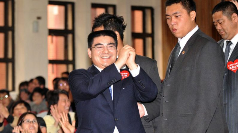 O filantropo chinês Chen Guangbiao (centro) num evento de caridade em visita à cidade de Hsinchu, em Taiwan. Recentemente, Chen sugeriu estar interessado em comprar parte do jornal New York Times (Patrick Lin/AFP/Getty Images)