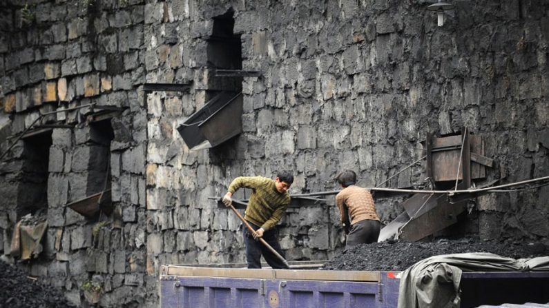 Mineradores chineses carregam um caminhão com carvão numa mina na província de Sichuan, no Sudoeste da China (Arquivo Epoch Times)