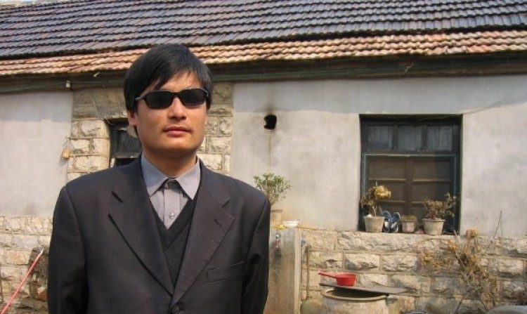 Chen Kegui, sobrinho do advogado de direitos humanos Chen Guangcheng retratado na foto, está gravemente doente numa prisão na China, mas o governo não permite que ele seja operado para apendicite (Weibo.com)