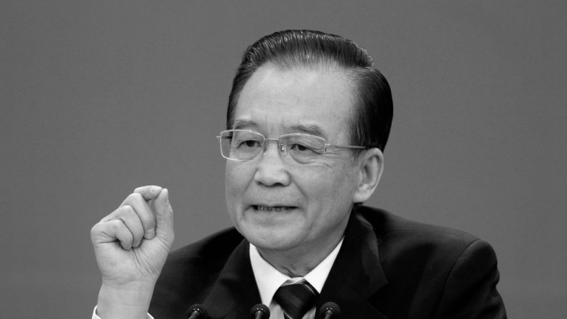 O ex-primeiro-ministro chinês Wen Jiabao numa conferência de imprensa em março de 2012, na qual ele criticou publicamente Bo Xilai, um membro do Politburo atualmente cumprindo prisão perpétua. Revelações sobre a riqueza de sua família emergiram posteriormente naquele ano (Lintao Zhang/Getty Images)