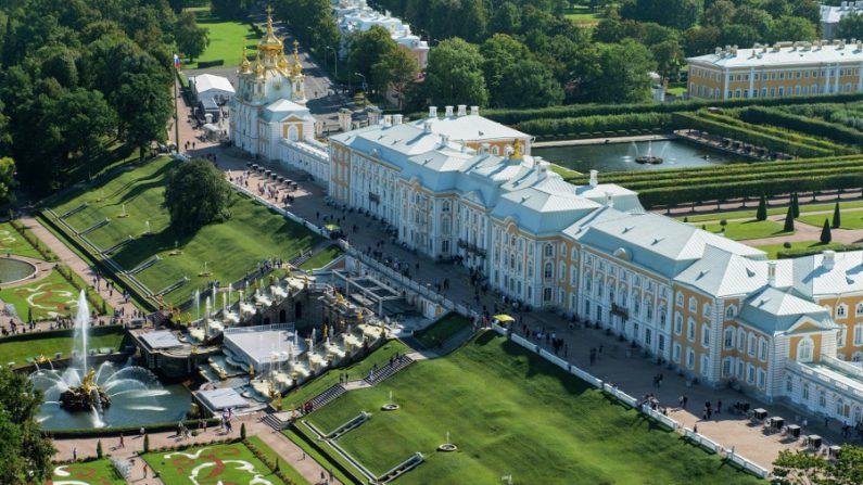 Vista do Grande Palácio de Peterhof (Crédito fotospublicas.com)