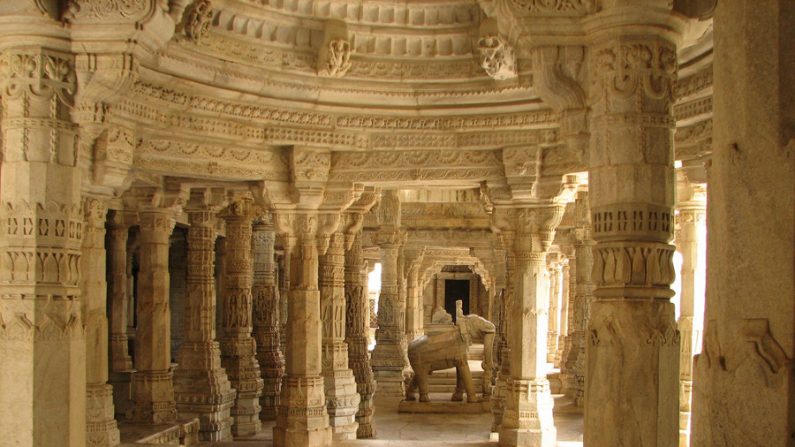 Interior do Templo Ranakpur, todo esculpido em mármore (Internet)