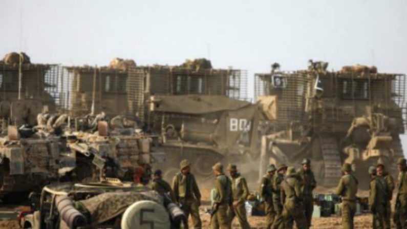 Soldados e tanques israelenses ao longo da fronteira com Gaza, em 17 de novembro (Lior Mizrahi/Getty Images)
