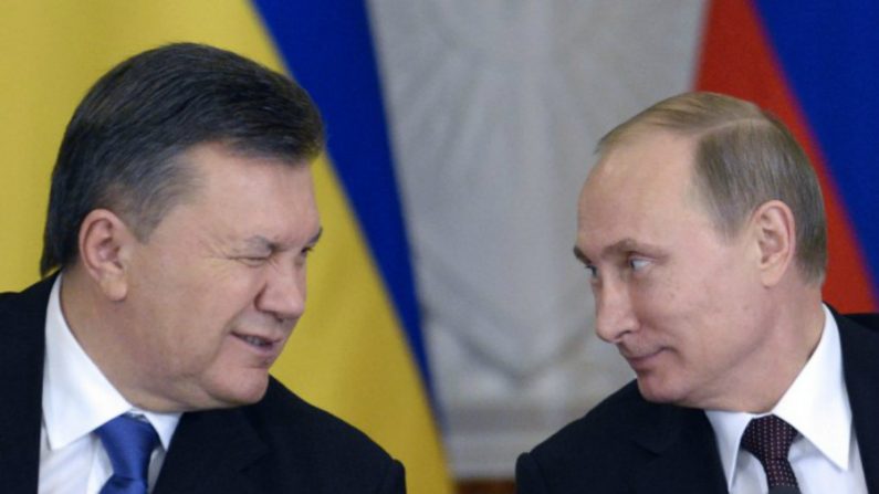 O presidente ucraniano Viktor Yanukovych (à esquerda) pisca para o presidente Vladimir Putin da Rússia durante uma cerimônia no Kremlin, em Moscou, em 17 de dezembro de 2013. Putin disse que as empresas de energia da Rússia e da Ucrânia assinaram um acordo reduzindo o preço das taxas que Moscou cobra de seu vizinho por seu gás natural (Alexander Nemenov/AFP/Getty Images)