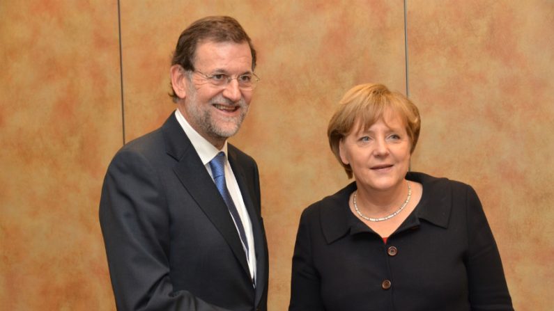 A chanceler alemã Angela Merkel e o primeiro-ministro espanhol Mariano Rajoy conversam antes de ir para uma reunião do Parlamento Europeu em 7 de fevereiro de 2013 (Imagem: Flickr)