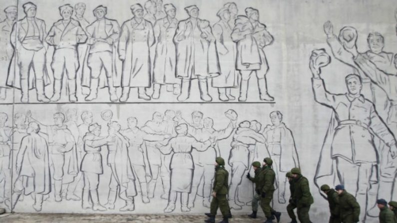 Soldados russos patrulham o memorial da Batalha de Stalingrado em Volgogrado, Rússia, em 31 de dezembro de 2013. Autoridades russas ordenaram à polícia para que reforçasse a segurança nas estações de trem e outras instalações em todo o país, depois que dois homens-bomba atacaram a cidade em 29 e 30 de dezembro (AP Photo/Denis Tyrin)