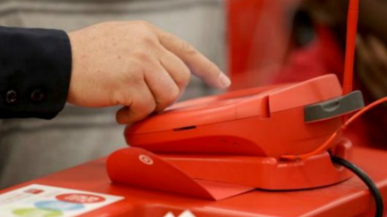 Cliente utiliza terminal de cartão de crédito em uma loja Target em Miami, Florida, em 13 de dezembro de 2013. Entre 27 de novembro e 15 de dezembro, foram roubadas informações de mais de 40 milhões de cartões de crédito da gigante varejista, no que foi uma das maiores violações de dados na história das corporações (Epoch Times)