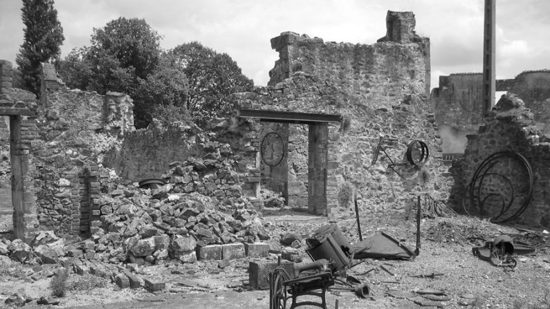 Sinais remanescentes do massacre de franceses por tropas alemães em Oradour-sur-Glane, França (Wikimedia Commons)