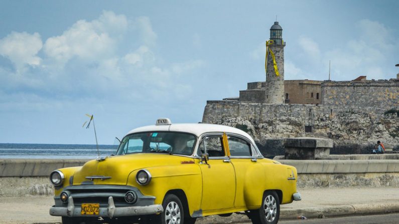 Um táxi em El Morro, na capital cubana de Havana (Adalberto Roque/AFP/Getty Images)