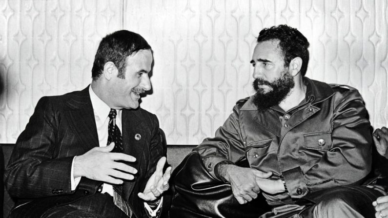 O ex-ditador sírio Hafez al-Assad (à esquerda), pai do atual líder da Síria Bashar al-Assad, com o revolucionário cubano Fidel Castro em Damasco, na Síria (AFP/Getty Images)