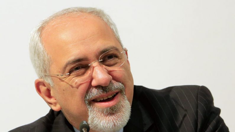 O ministro iraniano das Relações Exteriores, Mohammad Javad Zarif sorri com o resultado das negociações em Genebra, que muito beneficiaram o Irá e prejudicaram Israel (Alexander Klein/AFP/Getty Images)