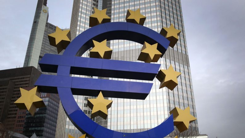 O símbolo do euro diante do Banco Central Europeu, em Frankfurt am Main, Alemanha (Daniel Roland/AFP/Getty Images)