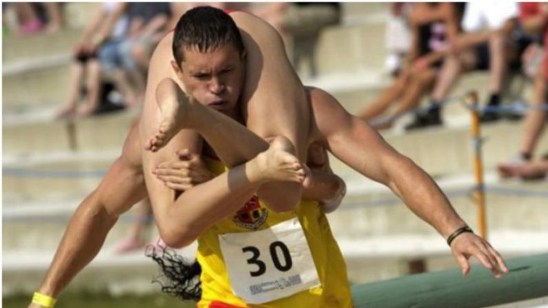 Corrida de carregar a esposa: É tão romântico quando os casais resolvem participar de uma corrida juntos, não é? Bonito de ver… (imagem: reprodução)