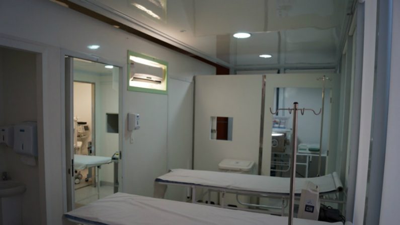 Unidade móvel pioneira no Brasil está instalada na região central de São Paulo, com capacidade para cirurgias de baixa e média complexidade como oftalmológicas, dermatológicas e aparelho digestivo (imagem: reprodução)