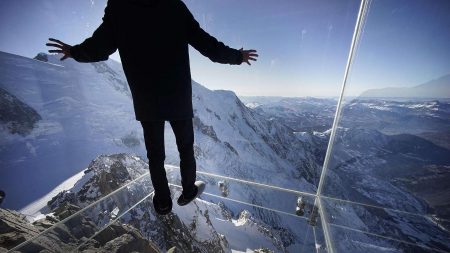 Na França visitante pode pairar sobre abismo através do Chamonix Skywalk