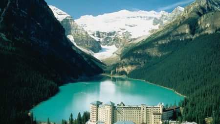 Lake Louise, no Canadá, é uma turquesa em meio a montanhas