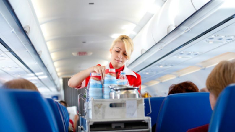 A etiqueta de voo pode escapar até para quem voa frequentemente. Aqui vai o olhar de uma comissária de bordo sobre o que você deve e o que você não deve fazer em um avião (Shutterstock)