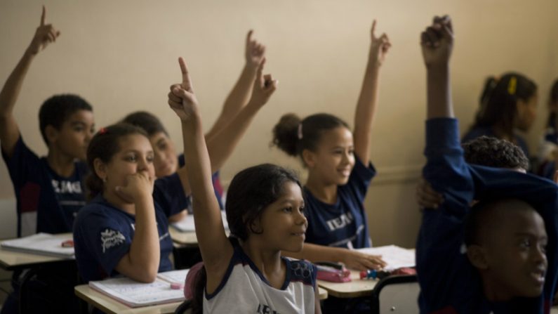 É importante quebrar uma fala comum, a de que o Brasil não investe na educação. Na realidade, o problema não é falta de, mas como se investe, pois o país é um dos que mais investe diretamente. Agora, todo investimento a fundo perdido (Flickr)