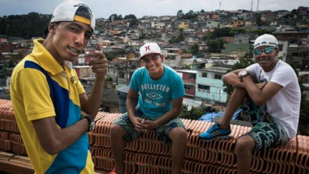 Brasileiro gasta mais com futilidades do que outros países emergentes, diz pesquisa