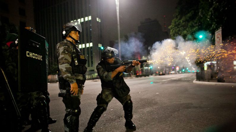 Soldados da polícia militar atiram em direção de manifestantes na Avenida Paulista, em São Paulo, em 13 de junho (Gabriel Vinícius Cabral/Wikimedia Commons)