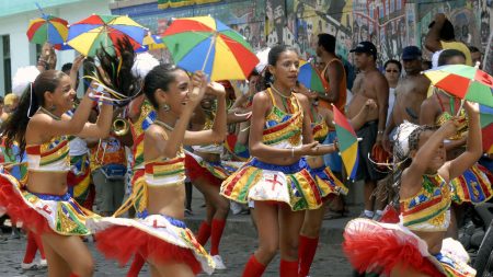 Circuito de Carnaval do RJ tem início com desfile de blocos